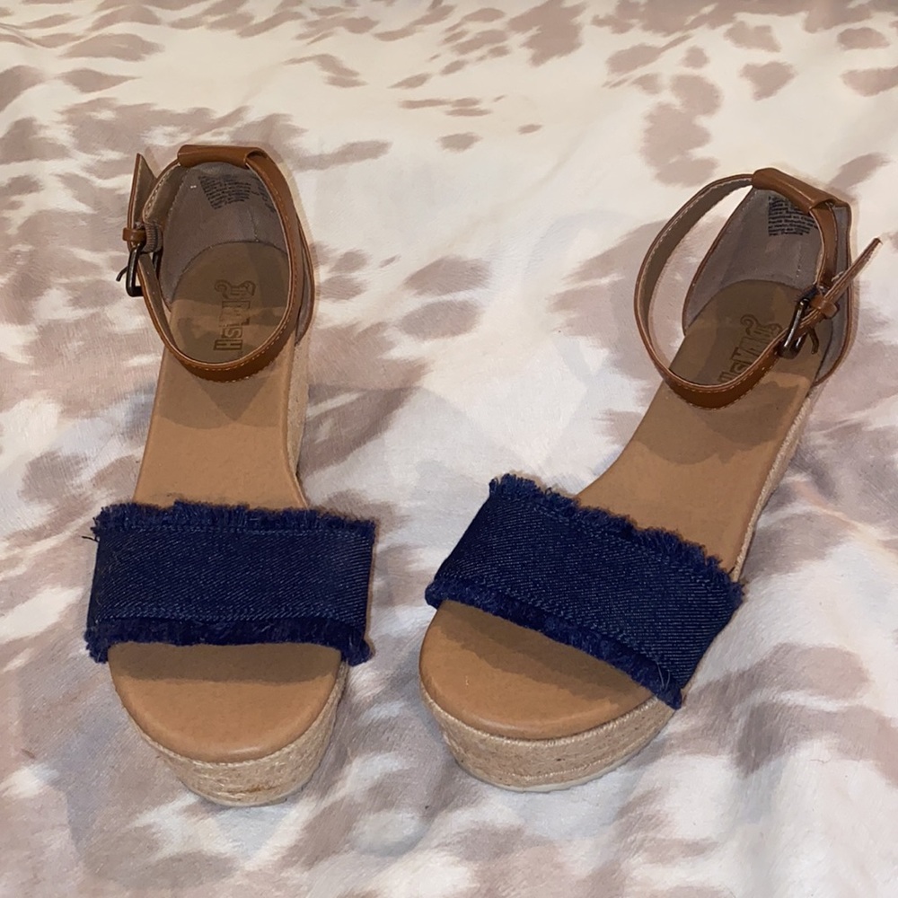 Like new Women’s brash denim and brown leather platform pumps size 7.5